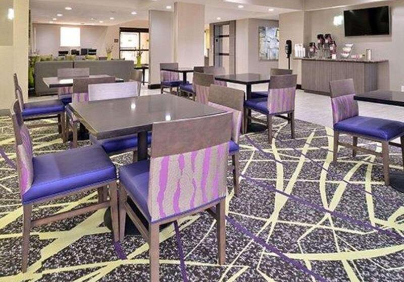 هتل Comfort Inn & Suites Frisco   Plano