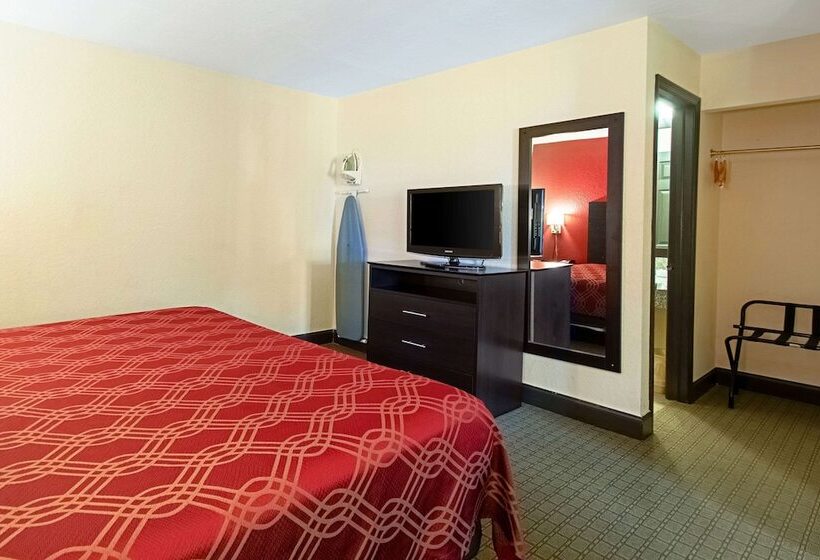 هتل Econo Lodge Inn & Suites