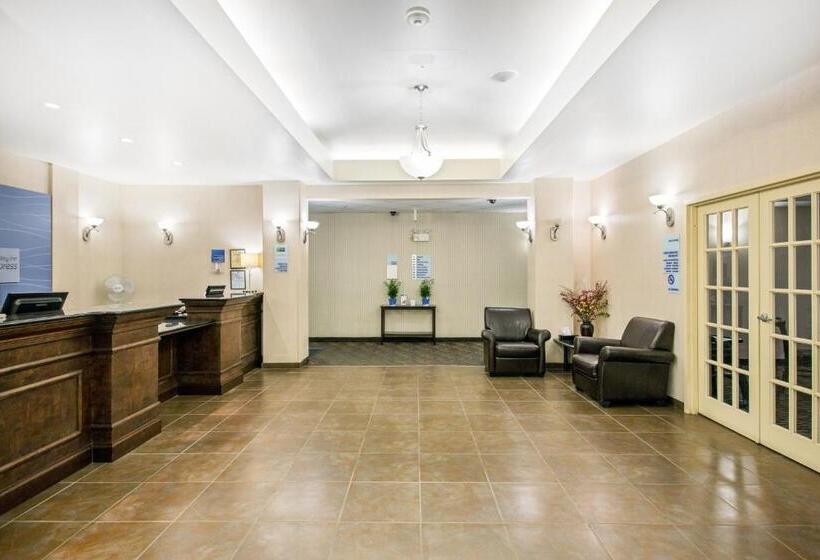 هتل Ramada By Wyndham Prince Albert