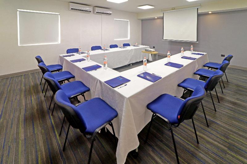 هتل Holiday Inn Express Piedras Negras, An Ihg