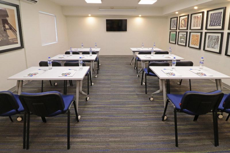 هتل Holiday Inn Express Piedras Negras, An Ihg