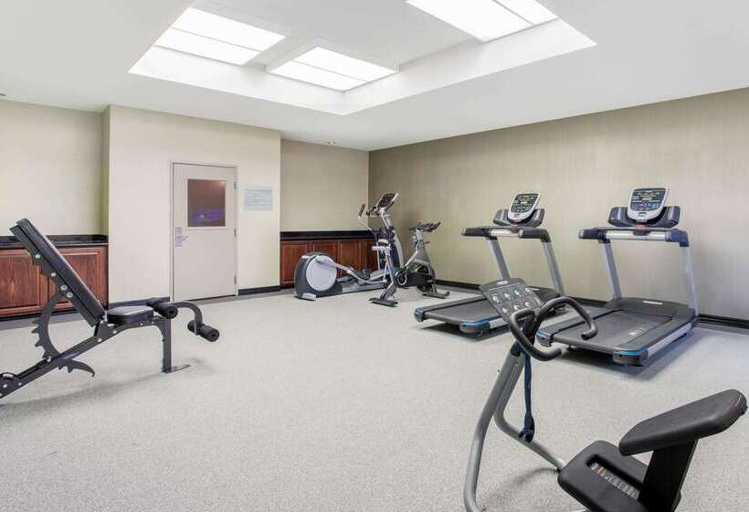 هتل La Quinta By Wyndham Hillsboro