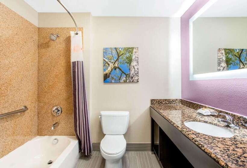 هتل La Quinta By Wyndham Hillsboro