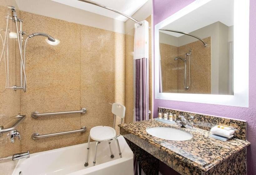 هتل La Quinta By Wyndham Hillsboro