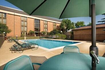 هتل Pear Tree Inn St Louis Airport