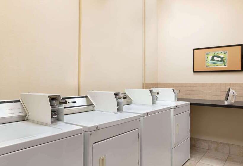 هتل Ramada By Wyndham Drayton Valley