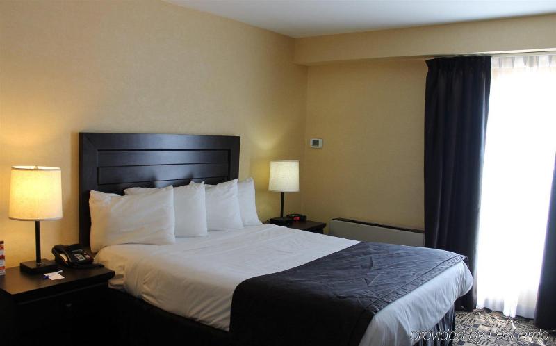 هتل Travelodge By Wyndham Sarnia