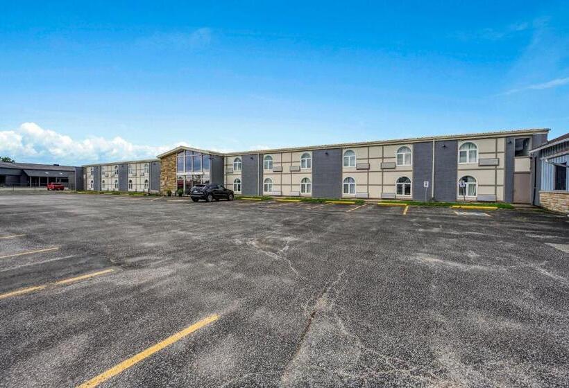 هتل Travelodge By Wyndham Sarnia