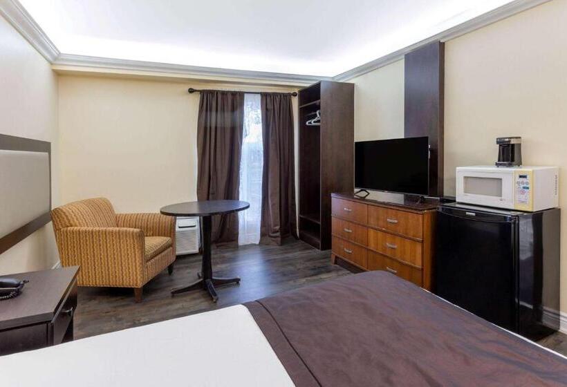 هتل Travelodge By Wyndham Sarnia