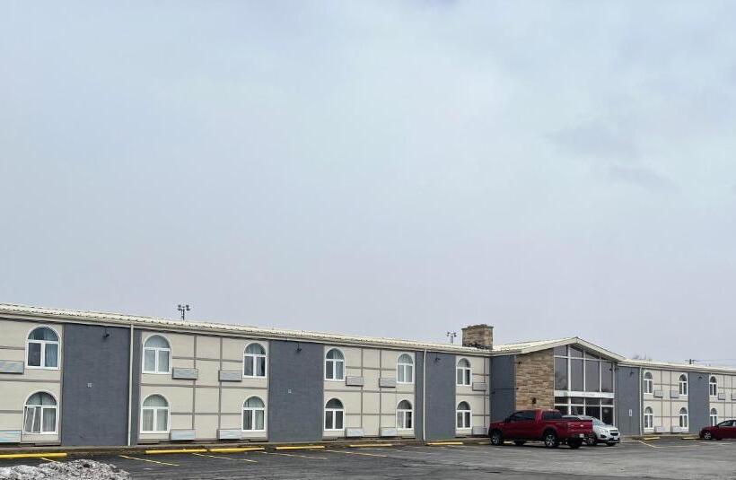 هتل Travelodge By Wyndham Sarnia