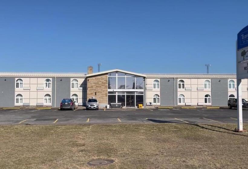 هتل Travelodge By Wyndham Sarnia