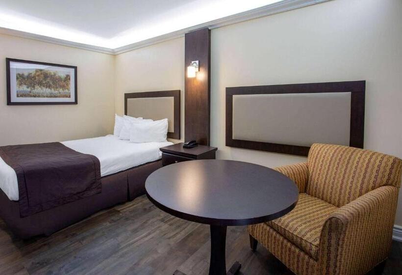 هتل Travelodge By Wyndham Sarnia