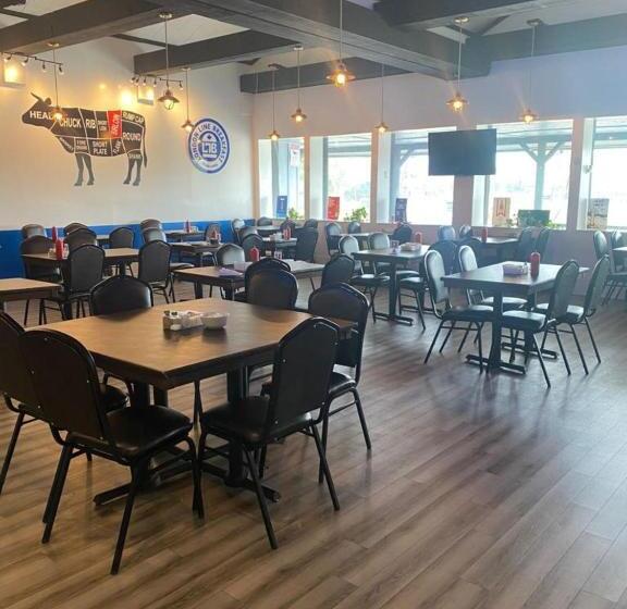 هتل Travelodge By Wyndham Sarnia