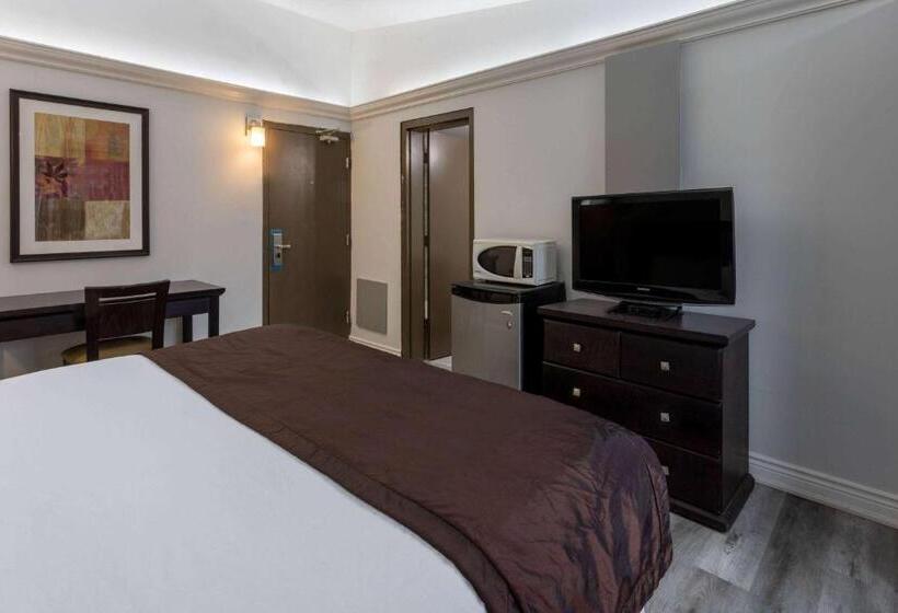 هتل Travelodge By Wyndham Sarnia