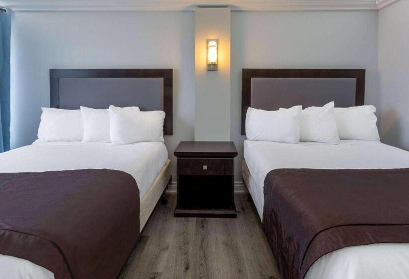 هتل Travelodge By Wyndham Sarnia