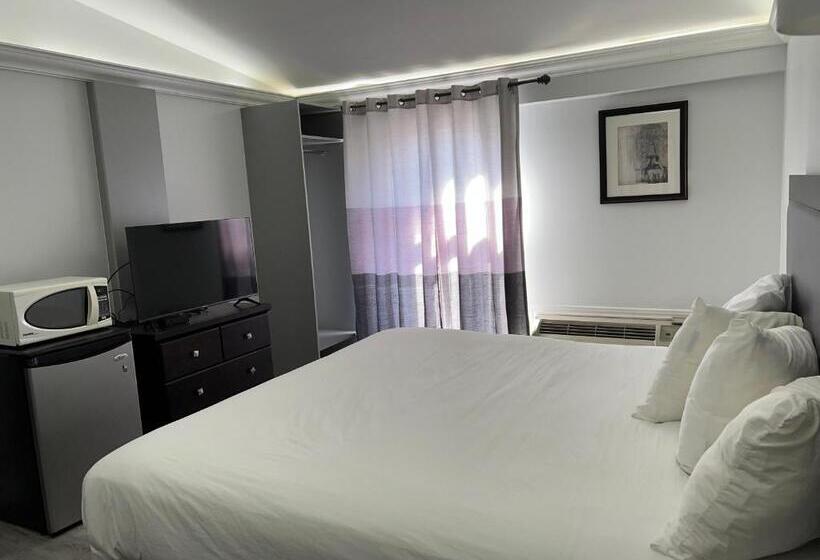 هتل Travelodge By Wyndham Sarnia