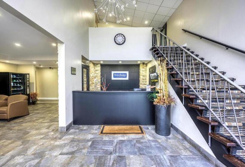 هتل Travelodge By Wyndham Sarnia
