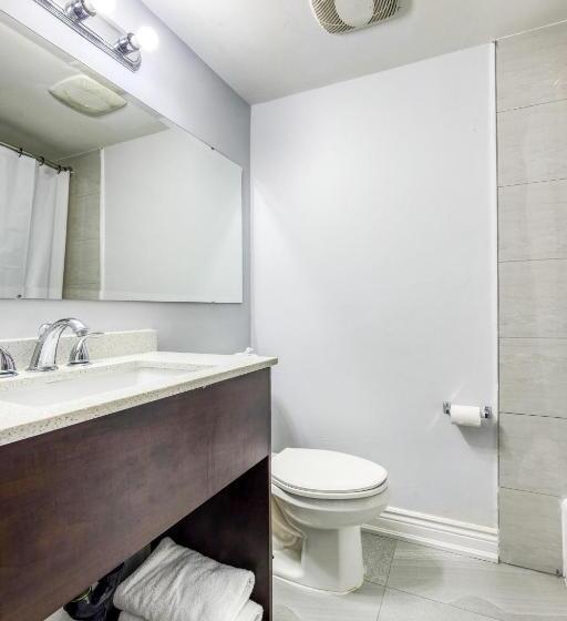 هتل Travelodge By Wyndham Sarnia