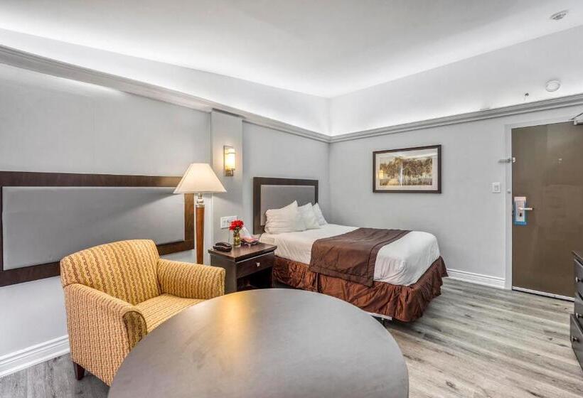 هتل Travelodge By Wyndham Sarnia