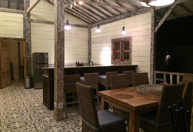 هتل Scallywags Smugglers