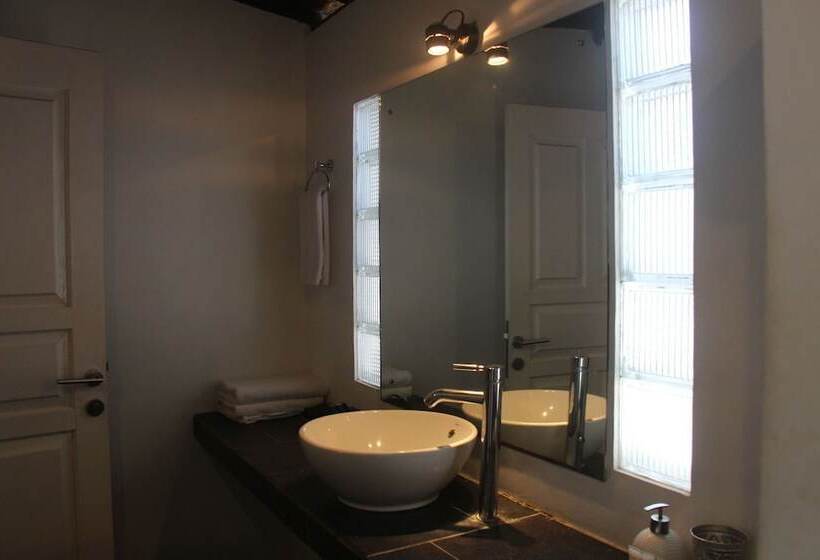 هتل Scallywags Smugglers