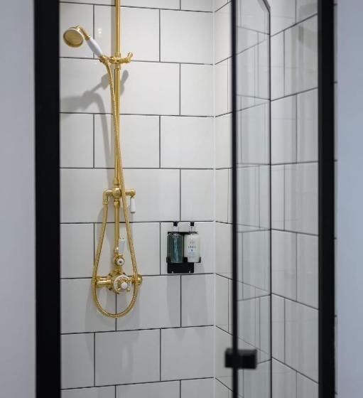 تختخواب و صبحانه Queen Charlotte Guesthouse