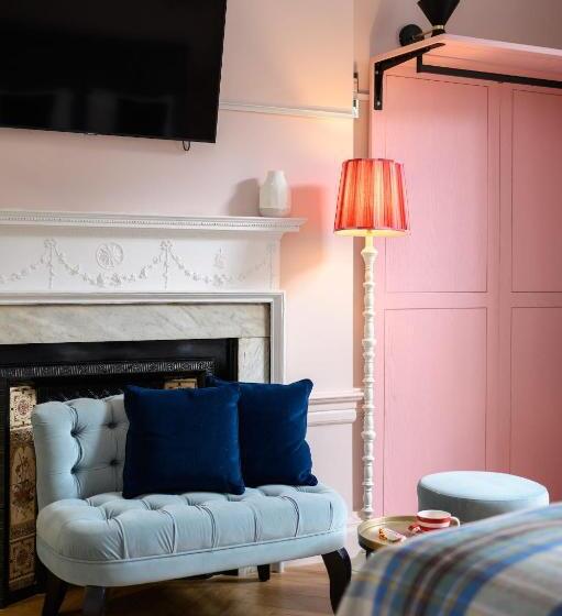 تختخواب و صبحانه Queen Charlotte Guesthouse