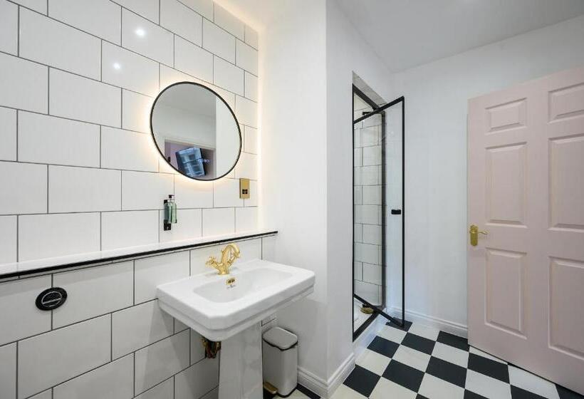 تختخواب و صبحانه Queen Charlotte Guesthouse