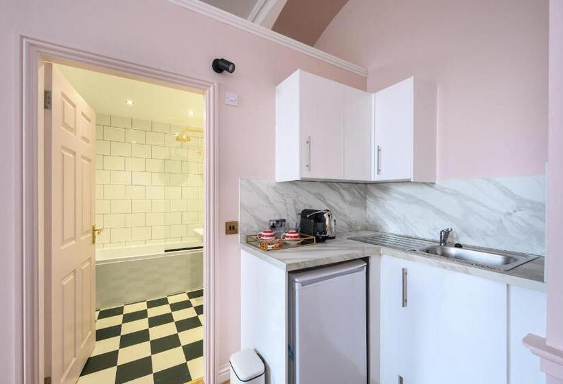 تختخواب و صبحانه Queen Charlotte Guesthouse