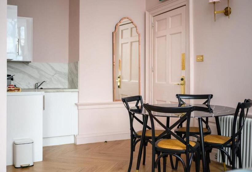 تختخواب و صبحانه Queen Charlotte Guesthouse