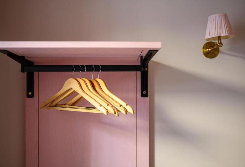 تختخواب و صبحانه Queen Charlotte Guesthouse