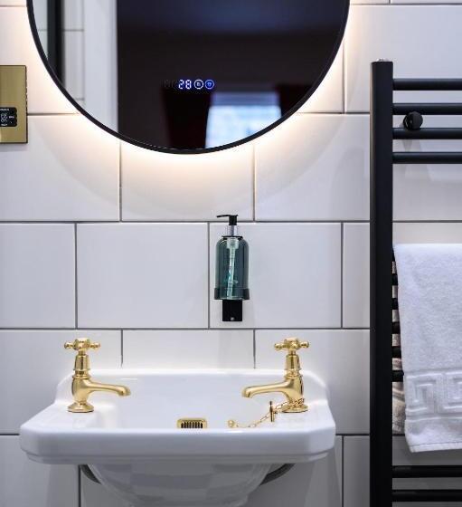 تختخواب و صبحانه Queen Charlotte Guesthouse