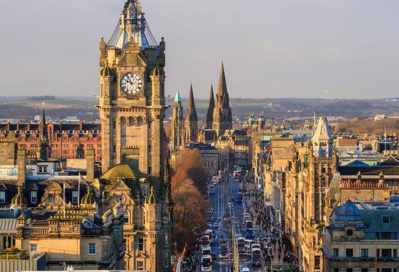 تختخواب و صبحانه Queen Charlotte Guesthouse