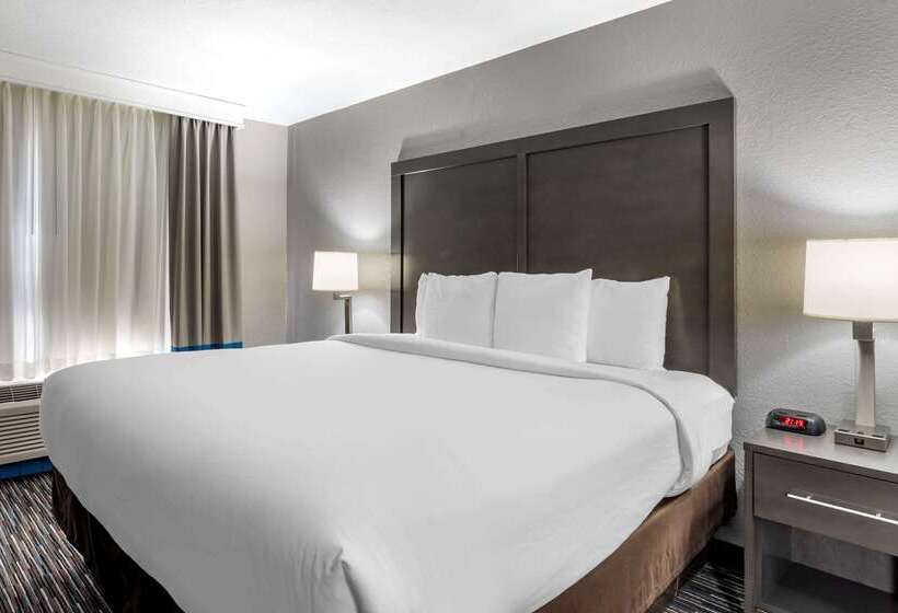 هتل Comfort Inn & Suites