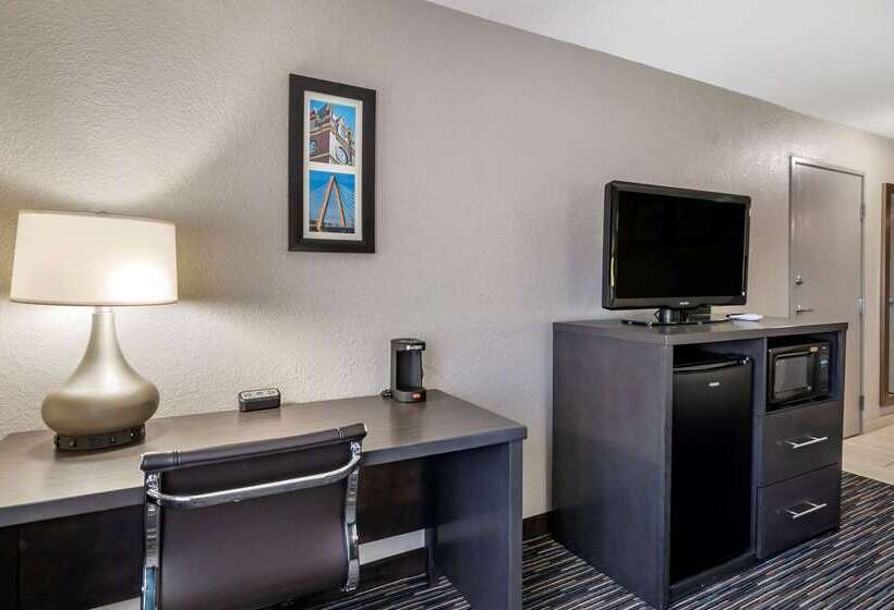 هتل Comfort Inn & Suites