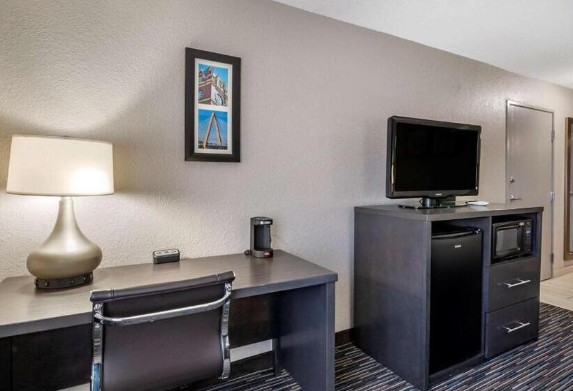 هتل Comfort Inn & Suites