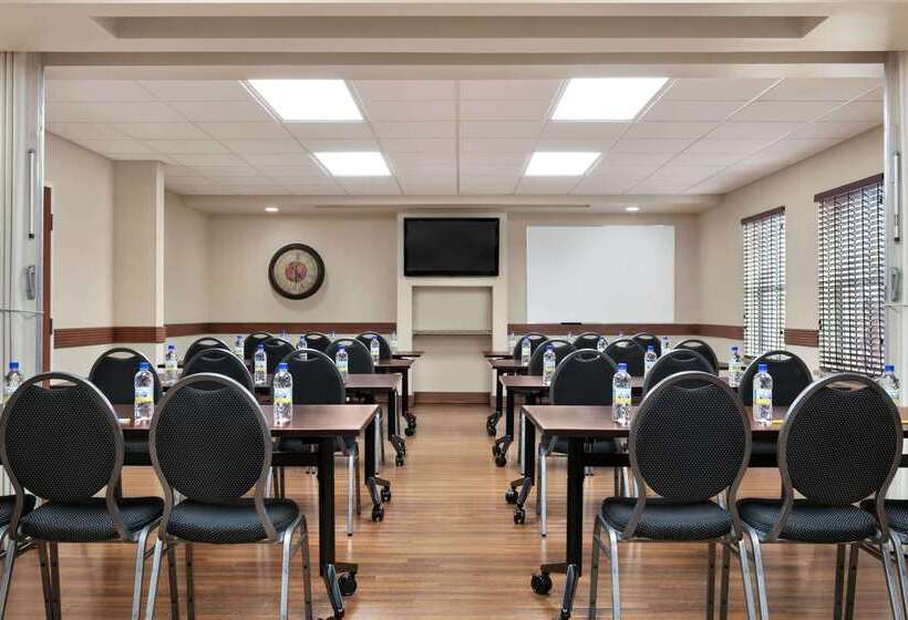 בית מלון כפרי Days Inn & Suites By Wyndham Sherwood Park Edmonton