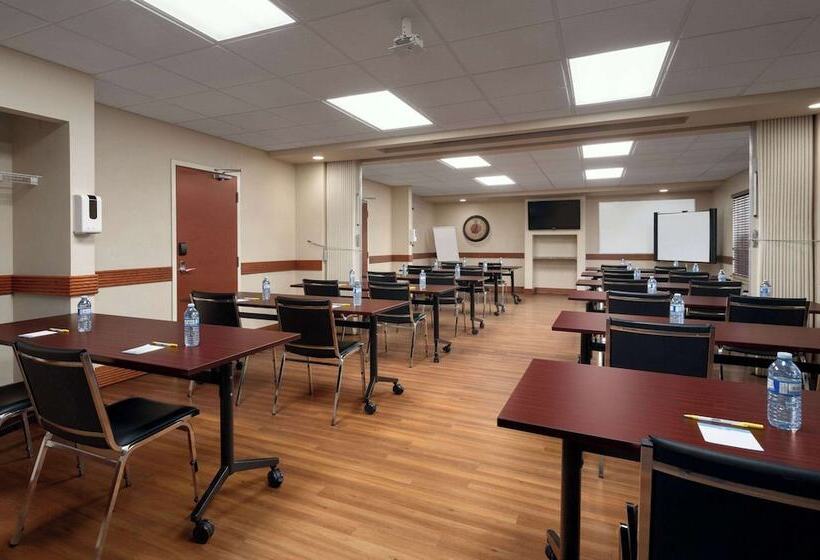 בית מלון כפרי Days Inn & Suites By Wyndham Sherwood Park Edmonton