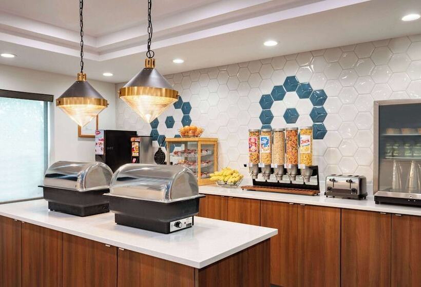 בית מלון כפרי Days Inn & Suites By Wyndham Sherwood Park Edmonton