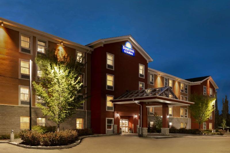 בית מלון כפרי Days Inn & Suites By Wyndham Sherwood Park Edmonton