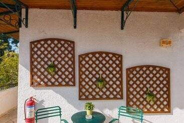 Grekis Beach Hotel And Apartments
