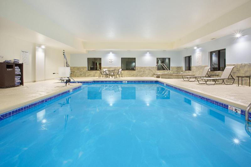 Holiday Inn Express Hotel & Suites Concordia Us 81, An Ihg