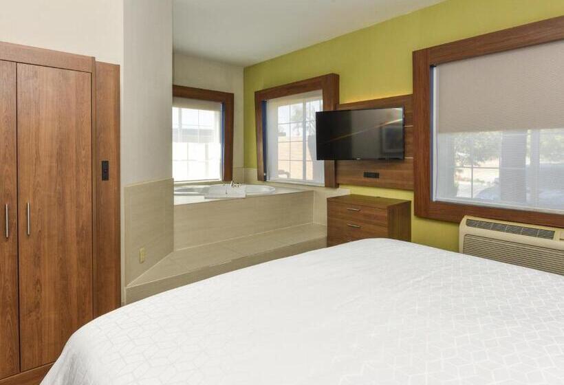 هتل Holiday Inn Express & Suites Corona, An Ihg