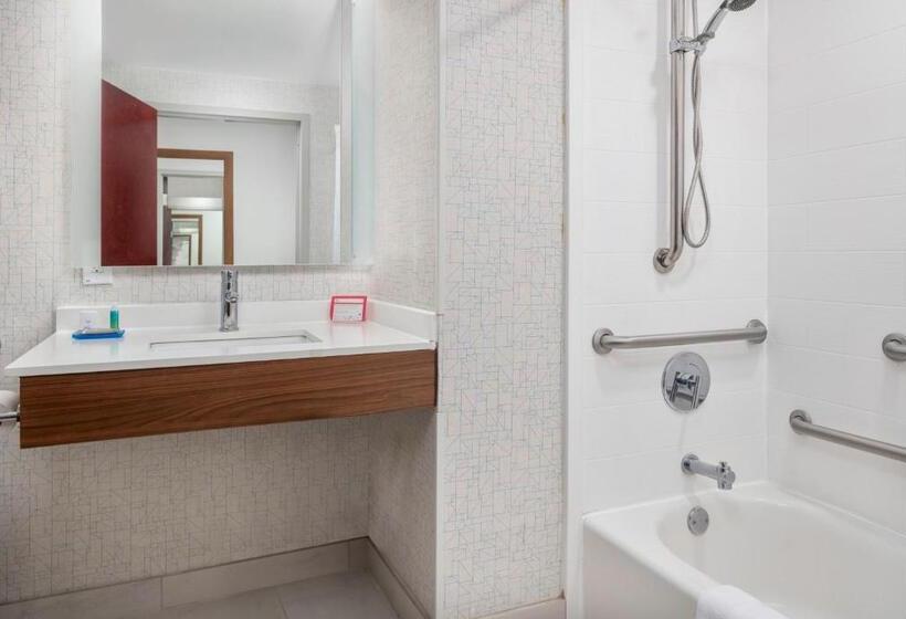 هتل Holiday Inn Express & Suites Macon   I 475, An Ihg