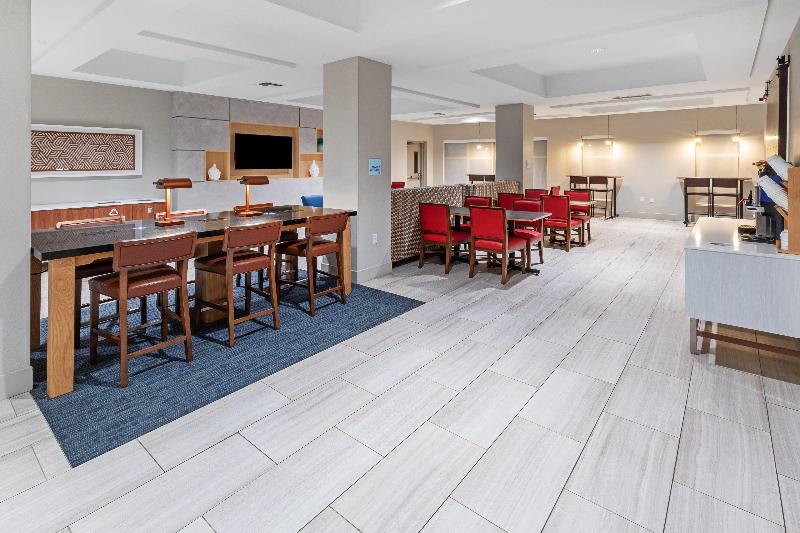 هتل Holiday Inn Express & Suites West By Ihg