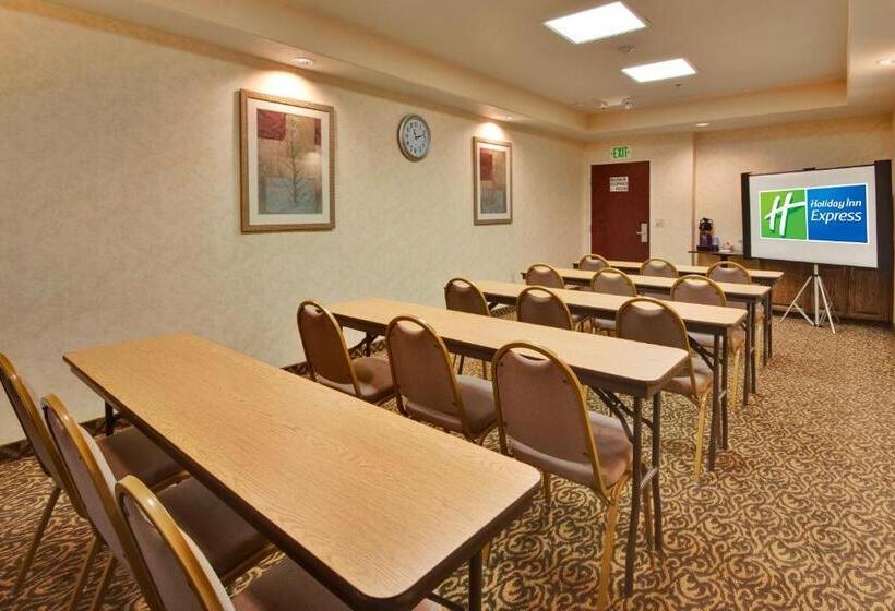 هتل Holiday Inn Express Delano By Ihg