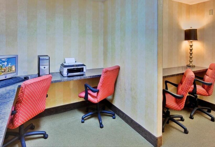 هتل Holiday Inn Express Delano By Ihg