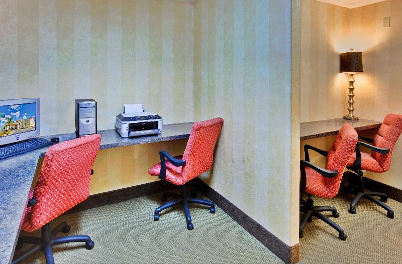 هتل Holiday Inn Express Delano By Ihg