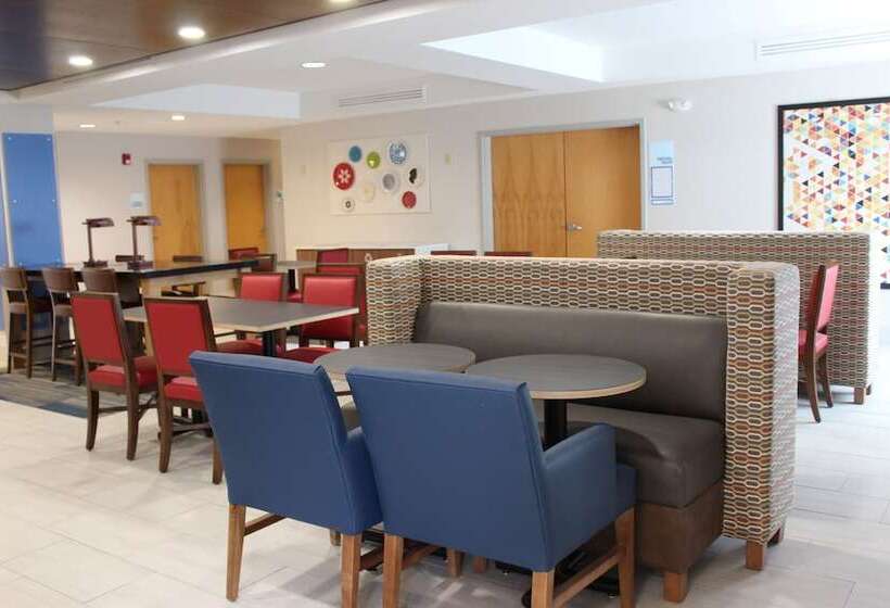 فندق Holiday Inn Express Forest City