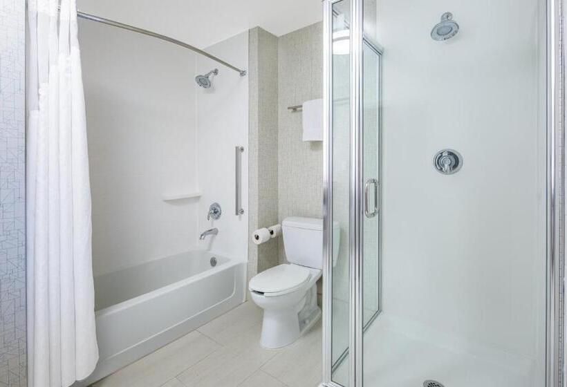 هتل Holiday Inn Express Ontario, An Ihg